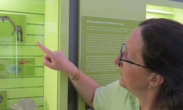 Museumsleiterin Martina Wilm-Kiesel zeigt, wie der Grallator zu seiner damaligen Lebenszeit ausgeschaut haben könnte.