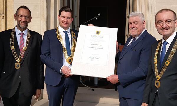 Thomas Nowak (links) mit Amtskette bei einem Stadtratsempfang auf Schloss Callenberg im Sommer 2021