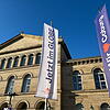 Landestheater Coburg Neue Fahnen, altes Problem: Das Landestheater am Coburger Schlossplatz ist ein Sanierungsfall.