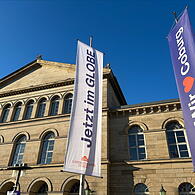Neue Fahnen, altes Problem: Das Landestheater am Coburger Schlossplatz ist ein Sanierungsfall.
