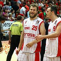 Karsten Tadda (rechts) und Anton Gavel: Früher Zimmerkollegen, jetzt wieder in Bamberg vereint. Nach der Saison wird Tadda Nachwuchskoordinator und wird mit dem Baskets-Headcoach weiter zusammenarbeiten.