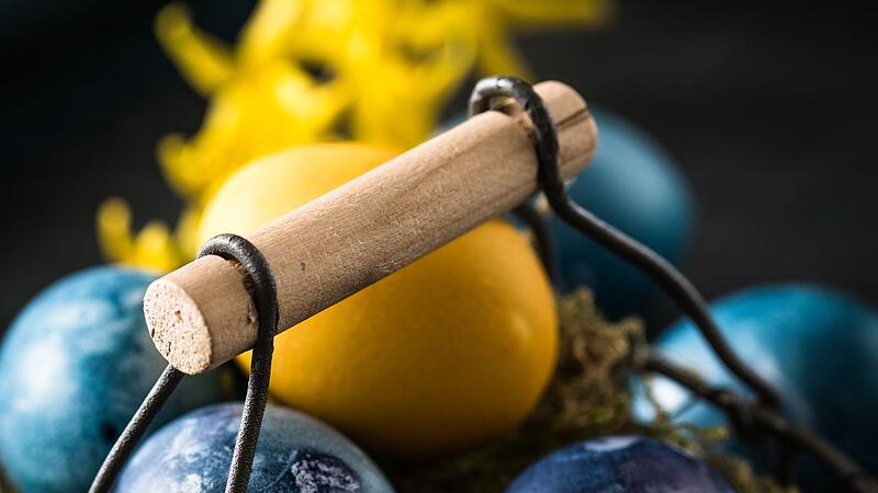 Mit Naturprodukten gefärbte Ostereier
