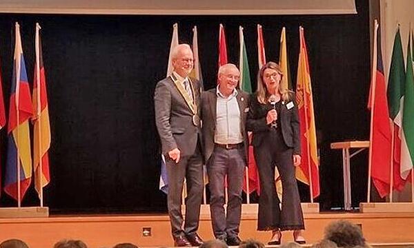 Der Rotary-Club Höchstadt erhielt die Ehrung für den ersten Platz in der Polio-Plus-Challenge bei der Distriktkonferenz in Ansbach.