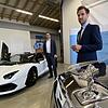 Der Bayerische Justizminister Georg Eisenreich (links) und Staatsanwalt Dr. Nino Goldbeck mit den beschlagnahmten Luxusschlitten, ein Rolls-Royce Phantom und ein Lamborghini Aventador. Der Bayerische Justizminister Georg Eisenreich (links) und Staatsanwalt Dr. Nino Goldbeck mit den beschlagnahmten Luxusschlitten, ein Rolls-Royce Phantom und ein Lamborghini Aventador.