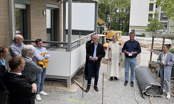 Zur Einweihung waren alle zukünftigen Mieter geladen, Pater Bernhard Kuhn spendete zusammen mit Pfarrer Hendrik Kurth den Segen (von rechts): Irene Dorschner, Referentin der Regierung Oberfranken für das Sachgebiet Wohnungswesen, GWS-Geschäftsführ...