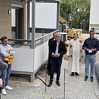 Zur Einweihung waren alle zukünftigen Mieter geladen, Pater Bernhard Kuhn spendete zusammen mit Pfarrer Hendrik Kurth den Segen (von rechts): Irene Dorschner, Referentin der Regierung Oberfranken für das Sachgebiet Wohnungswesen, GWS-Geschäftsführ...