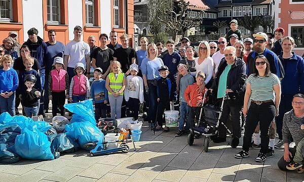 Große Resonanz fand die Abfallsammelaktion in Bad Rodach. Viele Helfer füllten zahlreiche Beutel mit Müll.