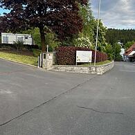 Beim neuen Kindergarten und der Bäckerei in Kleintettau soll es eine Einbahnstraßen-Regelung geben. Gleichzeitig entstehen entlang der neuen Villa Parkplätze.