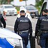Polizeibeamte weisen einen Mann zurück und begleiten ihn zur französischen Grenze. Wenige Stunden nach dem Antritt der neuen Bundesregierung hat Bundesinnenminister Dobrindt entschieden, dass künftig auch Asylsuchende an den Landgrenzen zurückgewi...