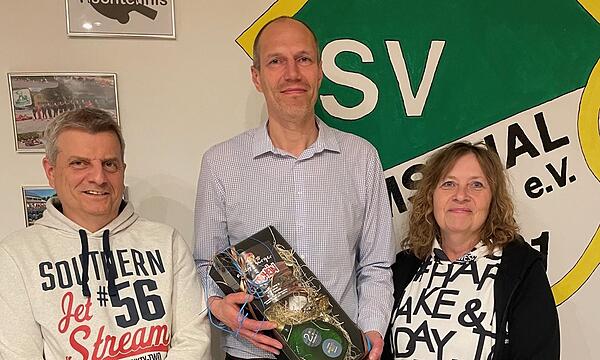 Der Ausnahmesportler Ewald Brand (Mitte) wurde als erfolgreichster Sportler des Vereins im vergangenen Jahr geehrt.