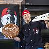 Völlig losgelöst von der Erde: Weltbäcker Axel Schmitt aus Frankenwinheim hat vier Brotsorten für die Lufthansa entwickelt. Völlig losgelöst von der Erde: Weltbäcker Axel Schmitt aus Frankenwinheim hat vier Brotsorten für die Lufthansa entwickelt.
