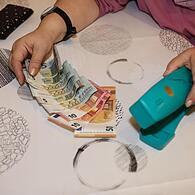 Nach einem Schockanruf in Hausen (Landkreis Forchheim) sitzt eine mutmaßliche Geldabholerin in U-Haft.