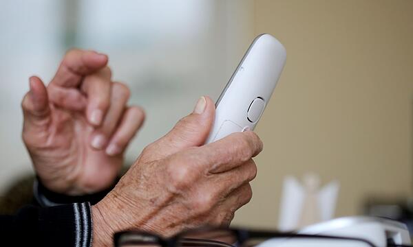 Dreister Telefonbetrug in Forchheim: Die falschen „Polizeibeamten“ erbeuteten Edelmetall und Bargeld in fünfstelligem Wert.