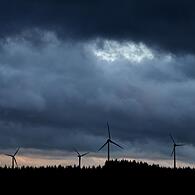 Sollen Flächen für Windräder im Landschaftsschutzgebiet der Rhön ausgewiesen werden? Im Kreistag sah man entsprechende Planungen kritisch, legte aber keinen Widerspruch dagegen ein.