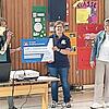 Eine Spende über mehr als 5000 Euro übergaben die Rektorin Anette Mohnlein und Konrektorin Marion Knauer an Ulrike Färber-Petry als Vertreterin der Elterninitiative krebskranker Kinder Erlangen.
