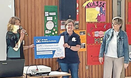 Eine Spende über mehr als 5000 Euro übergaben die Rektorin Anette Mohnlein und Konrektorin Marion Knauer an Ulrike Färber-Petry als Vertreterin der Elterninitiative krebskranker Kinder Erlangen.