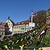 Ein farbenfrohes Bild bietet derzeit der Marktplatz von Burgkunstadt mit seinem Nepomuk-Brunnen. Doch die bevorstehende Osterfreude kann nicht über die bedrückenden Aussichten der hoch verschuldeten Kommune hinwegtäuschen.