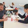 Sylvia Plack vom BRK Adelsdorf erklärt einem Teilnehmer, wie die Typisierungsaktion abläuft. Sylvia Plack vom BRK Adelsdorf erklärt einem Teilnehmer, wie die Typisierungsaktion abläuft.