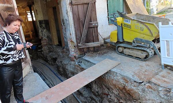 In den langen Gräben sind die neuen Versorgungsleitungen, die in und aus den Gebäuden führen: Ab- und Frischwasserleitungen, Stromkabel, Glasfaserrohre.