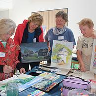 In der Schorsch-Neubauer-Halle in Kehlbach war das Hauptquartier der Künstler: Im Bild (von links) die Initiatorin der Malertage, Christel Gollner, Yvonne Bressel, die Vorsitzende Karin Dietel und Gertrud Plescher.