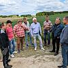 Gegner des geplanten Wellnesshotels bei Adelsdorf Die Gegner des geplanten Hotel-Neubaus legen Wert auf die Feststellung, dass sie nicht gegen das Projekt an sich sind. Sondern nur gegen den aktuell von der Familie Wirth angepeilten Standort zwischen Neuhaus und Heppstädt, den man im Bildhintergrund sieht.