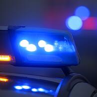 Ein eingeschaltetes Blaulicht leuchtet auf einer Polizeistreife