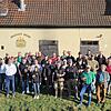 Alle haben das Gleiche im Kopf – Bier und Bierbrauen: die Vertreter von Kommunbrauereien aus dem Landkreis Haßberge vor dem Brauhaus in Brünn, links  Thomas Henig, der das Treffen in Brünn mit seinen Helfern ausrichtete.