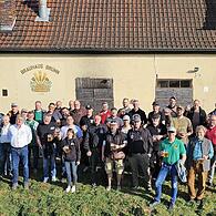 Alle haben das Gleiche im Kopf – Bier und Bierbrauen: die Vertreter von Kommunbrauereien aus dem Landkreis Haßberge vor dem Brauhaus in Brünn, links  Thomas Henig, der das Treffen in Brünn mit seinen Helfern ausrichtete.