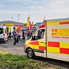 Die neu erworbenen Fahrzeuge werden zur Weihe auf den Hof gefahren. Im Hintergrund die neue mobile Sanitätsstation.