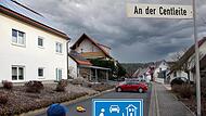 In einer Spielstraße sind Autos komplett verboten, in einen verkehrsberuhigten Bereich dagegen dürfen sie einfahren.