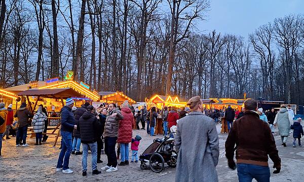 Die Buden bieten heiße Getränke und fränkische Spezialitäten.Forchheimer Winterzauber