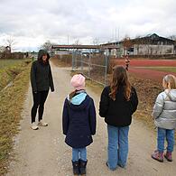 In unmittelbarer Nähe zur Grundschule in Hannberg und der Dreifachsporthalle im Hintergrund soll auf dem Grundstück links des Weges ein neues Gymnasium gebaut werden. Die Kinder aus dem benachbarten Hort freuen sich schon darauf.