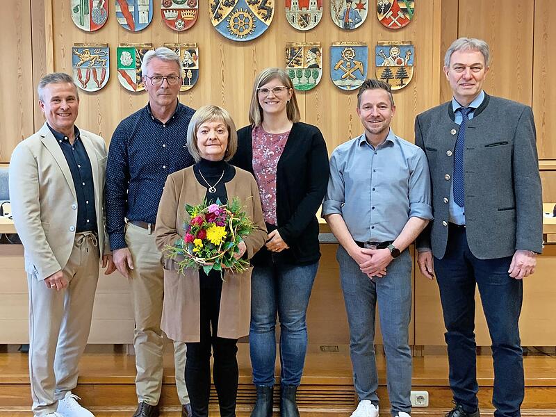 Zum Dienstjubiläum von Elisabeth Enders (mit Blumen) im Landratsamt gratulierten (von rechts) Landrat Klaus Löffler, Christian Neubauer, Natalie Hübschmann, Michael Schaller und Stefan Schramm.