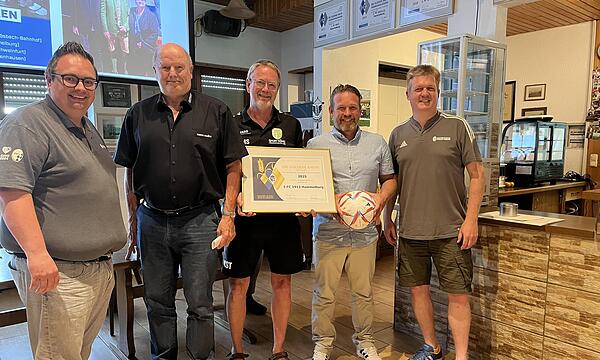 Die „Goldene Raute mit Ähre“ ist die Auszeichnung für vorbildliche Vereinsarbeit, die der FC Hammelburg leistet. Dazu beglückwünschten (von links) Andreas Vogler, Rainer Lochmüller und (rechts) Harald Friedrich den Vereinsrepräsentanten Martin Sta...