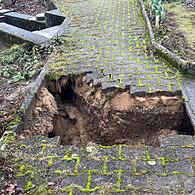 Loch im Garten: Der Biber hat den Garten unterhöhlt, bis der Weg darüber einstürzte.