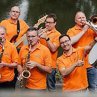 Handgemacht, ohne jeden Verstärker spielt die Band „D.A.B. – Die andere Blasmusik“ am Freitag, 23. Mai, um 19 Uhr beim Feierabendkonzert im Siebener Park.