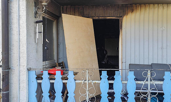 Die schwarzen Brandflecken über dem Türeingang zeigen, mit welcher Wucht die Flammen die Haushälfte der Familie Pertsch demoliert haben.