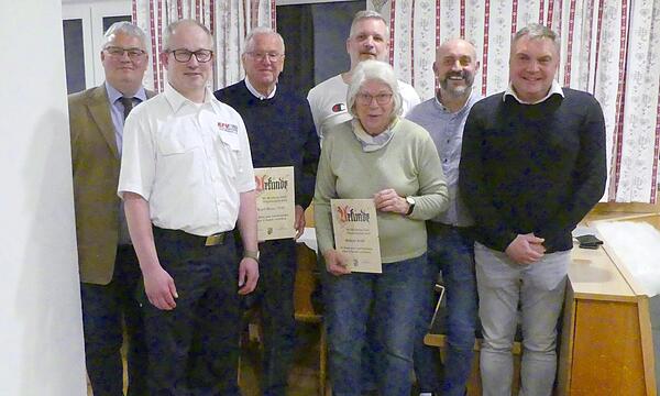Ehrungen beim TSV (von rechts): Vorsitzender Matthias Falk, zweiter Vorsitzender Markus Stabenow, Helene Kolb, Michael Opel, Karl-Heinz Will, Jochen Lauterbach und Bürgermeister Herwig Neumann.