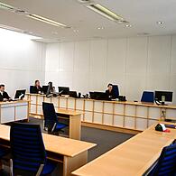 Strafrichterin Carina Distler (Bildmitte) leitet die Verhandlung