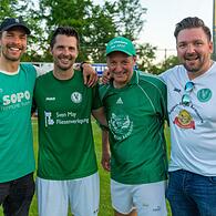 Glückliches Familienfoto der Görtlers nach dem geschafften Bezirksliga-Klassenerhalt in Breitengüßbach (von links): Lukas, Nicolas, Vater Bernhard und David.