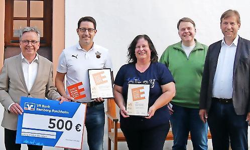 V.l.: Markus Habermann (VR Bank), Johannes Gumbmann (SV Buckenhofen), Doris Reuschl (St. Joseph Buckenhofen), Thomas Wilfling (KJR Forchheim), Landrat Hermann Ulm.