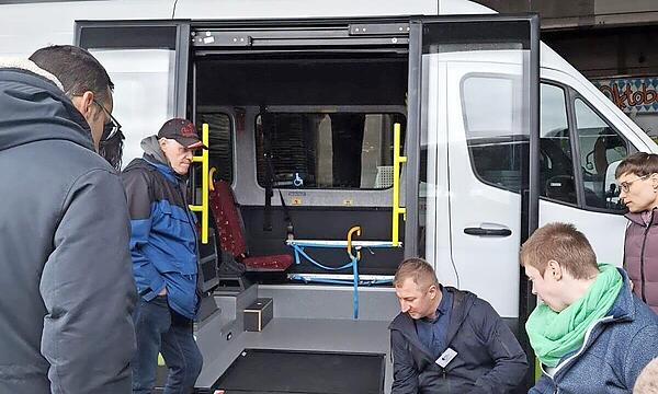 Damit die Rampe nicht zu steil steht, braucht der Bus eine Absenkautomatik oder die Haltestelle einen Bordstein in der richtigen Höhe.