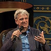 Das Landestheater Coburg als Seniorenresidenz im Jahr 2073 - davon erzählt das Songdrama "Ewig Jung". Die Inszenierung von Matthias Straub spielt vor dem Eisernen Vorhang - bekannte Platten-Cover werden verwandelt in eine Ahnen-Galerie Coburger Intendanten.