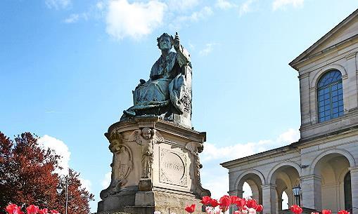 Das Denkmal König Ludwig I., geschaffen 1897 von Ferdinand Miller, erinnert vor dem Kursaal im Staatsbad Bad Brückenau an den Einfluss des Monarchen auf die Stadt. Das Denkmal König Ludwig I., geschaffen 1897 von Ferdinand Miller, erinnert vor dem Kursaal im Staatsbad Bad Brückenau an den Einfluss des Monarchen auf die Stadt.