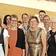 Bürgermeisterin Gertrud Werner (Mitte) wird umringt von den Mitarbeitern der Verwaltung, die der VG-Chefin gratulieren.