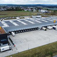 Das neue Speditionsterminal der Geis Gruppe in Ebersdorf ist mit Photovoltaikanlage, Dachbegrünung und Holz-Hybrid-Bauweise der Prototyp einer nachhaltigen Gebäudegeneration.