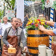 Mit einer unerwarteten Bier-Fontäne oben aus dem Fass eröffnete OB Florian Janik die Bergkirchweih 2025.