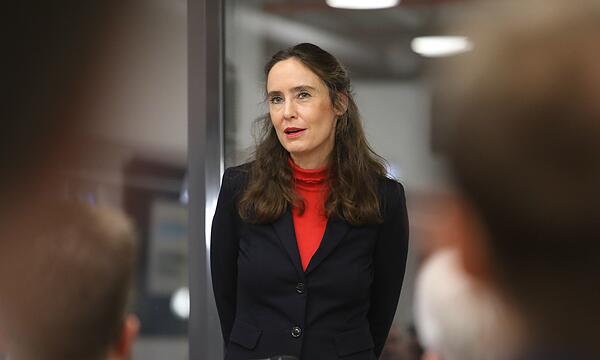 Tanja Kinkel beim Bamberger Literaturfestival Das kommt überraschend: Tanja Kinkel hat einen neuen Roman für Kinder und Jugendliche geschrieben.