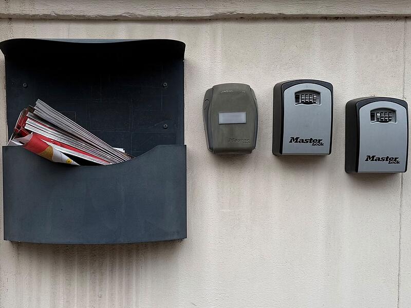 Schlüsselkästen an Hauswand