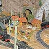 Zwei historische Personenzüge der 20er und 30er Jahre, die sich auf der zweigleisigen Hauptstrecke begegnen. Das Tunnelportal verlässt eine Dampflokomotive, wie sie früher die Steilstrecke von Probstzella nach Sonneberg über den Rennsteig bedient ... Zwei historische Personenzüge der 20er und 30er Jahre, die sich auf der zweigleisigen Hauptstrecke begegnen. Das Tunnelportal verlässt eine Dampflokomotive, wie sie früher die Steilstrecke von Probstzella nach Sonneberg über den Rennsteig bedient ...